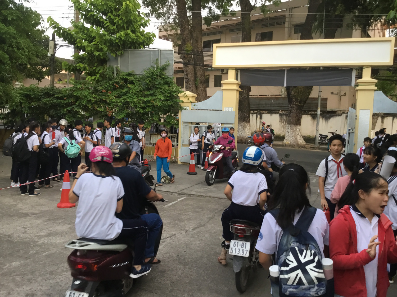 Phân luồng giao thông giờ ra về