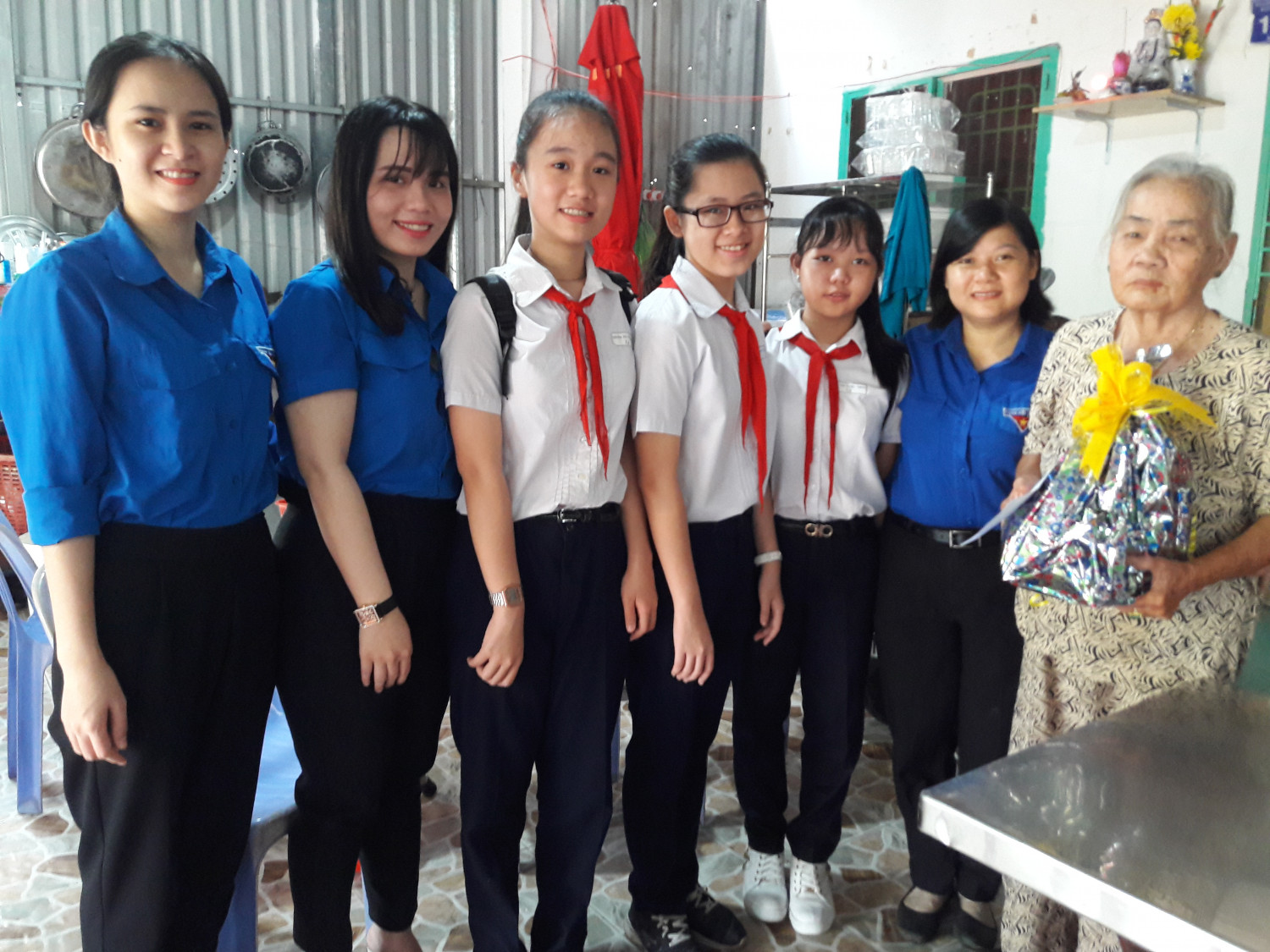 Liên Đội thăm Cụ Tiêu Thị Huệ là mẹ của liệt sĩ thời kỳ chống Pháp
