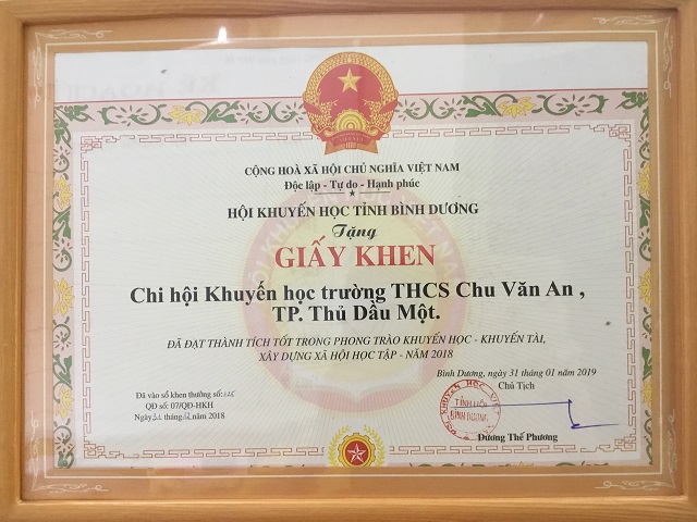 Hội Khuyến học Tỉnh Bình Dương tặng giấy khen Chi Hội THCS Chu Văn An