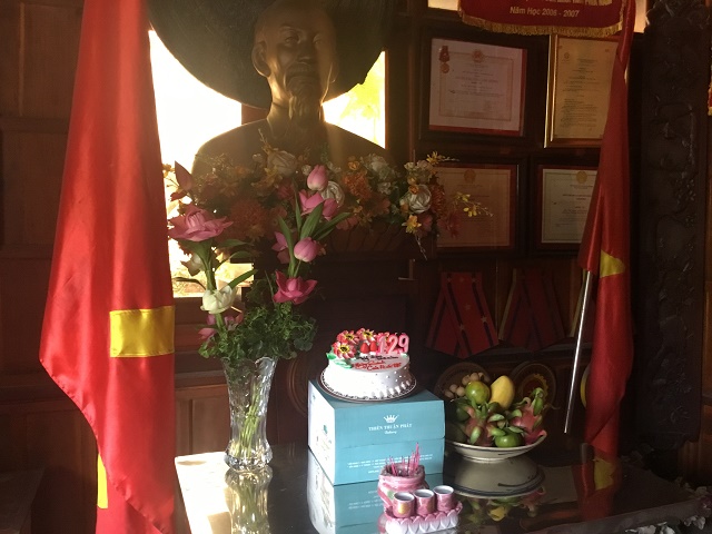 Dâng hương kỷ niệm 129 năm ngày sinh nhật Bác.