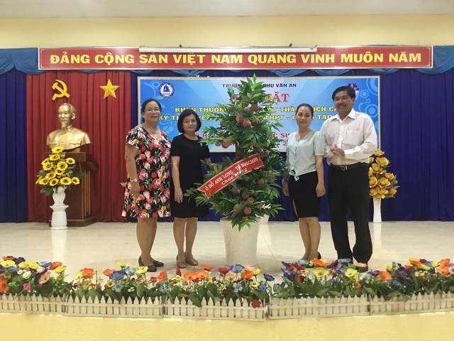 Lưu luyến chia tay Nhà giáo ưu tú Đỗ Thị Như Hoa - Hiệu trưởng nhà trường!