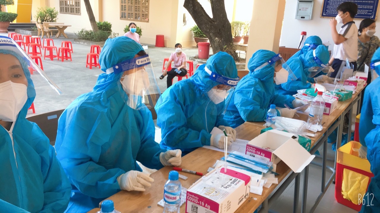 Trường THCS Chu Văn An, thành phố Thủ Dầu Một tổ chức xét nghiệm, tầm soát Covid-19 (test nhanh) cho giáo viên và học sinh khối lớp 7 và 8 chuẩn bị trở lại trường học tập trong trạng thái bình thường mới