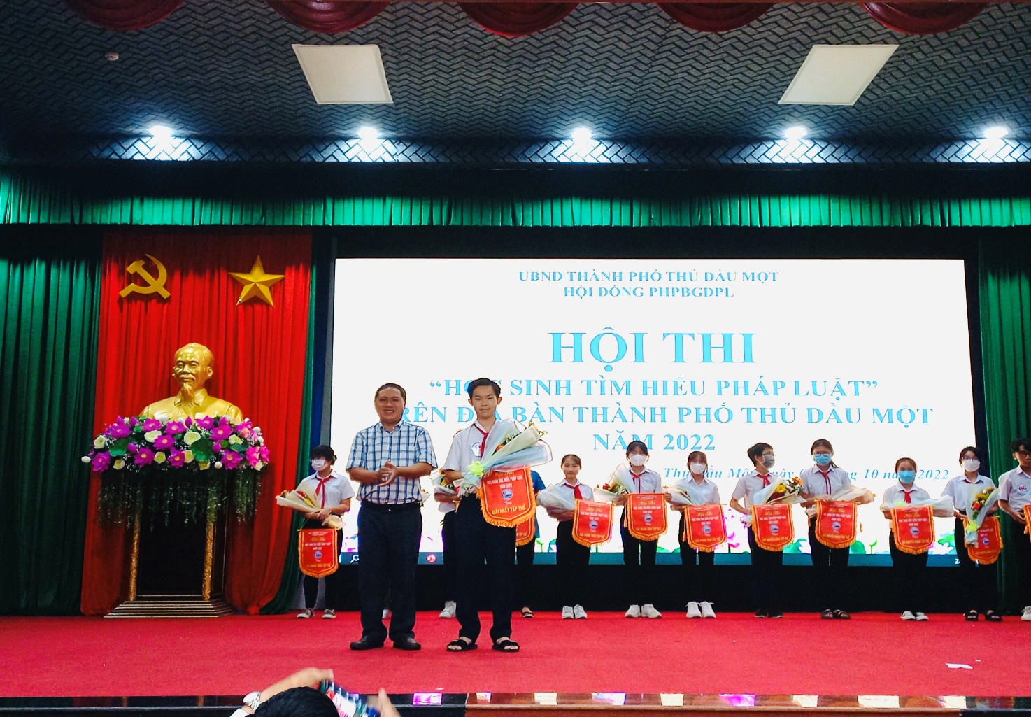 Trường THCS Chu Văn An, thành phố Thủ Dầu Một, tỉnh Bình Dương đạt giải Nhất toàn đoàn Hội thi “Học sinh tìm hiểu pháp luật” trên địa bàn thành phố Thủ Dầu Một năm 2022 và tổ chức Lễ kí kết “An toàn giao thông – Em là chiến sĩ an ninh nhỏ” năm học 20