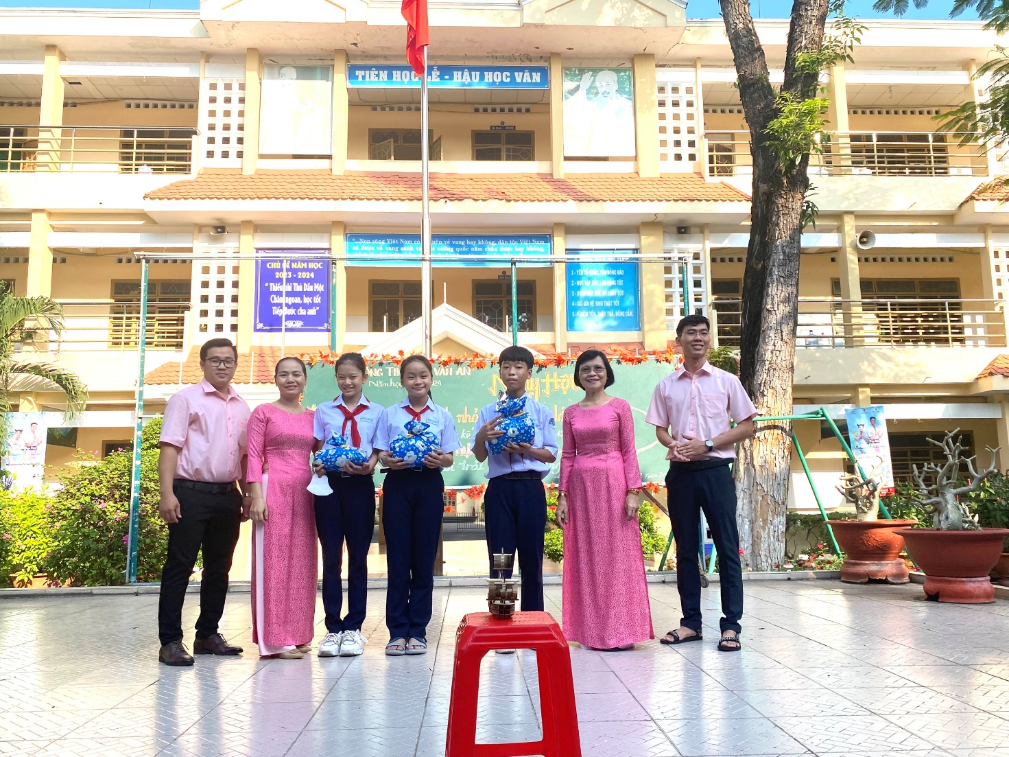 Tổ chức Ngày hội “Kế hoạch nhỏ - Ý nghĩa lớn” năm học 2023 – 2024 nhằm kỉ niệm 65 năm phong trào Kế hoạch nhỏ (02/12/1958-02/12/2023) và thực hiện mô hình “Giờ ra chơi trải nghiệm sáng tạo”.