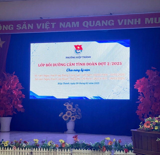 Chi đoàn trường THCS Chu Văn An tổ chức lớp cảm tình đoàn cho 83 học sinh có thành tích học tập tốt.
