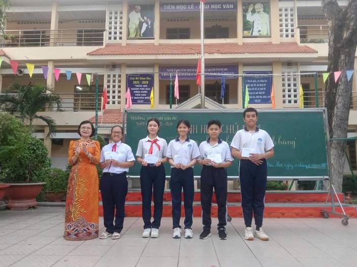 Trường THCS Chu Văn An, phường Thủ Dầu Một, Thành phố Hồ Chí Minh Sinh hoạt chủ điểm “Theo bước chân những người anh hùng” năm học 2025 - 2026